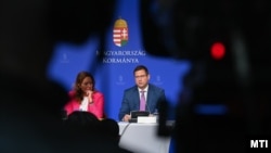 Gulyás Gergely Miniszterelnökséget vezető miniszter és Vitályos Eszter kormányszóvivő 2024. április 25-én