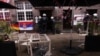 Policija pored ulaza u restoran ispred kojeg je došlo do tuče navijača, Gelzenkirhen, 16. juna 2024.