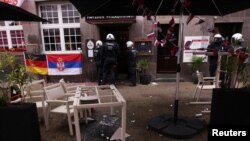 Razbijeni inventar ispred restorana nakon sukoba navijača, 16. juna 2024.