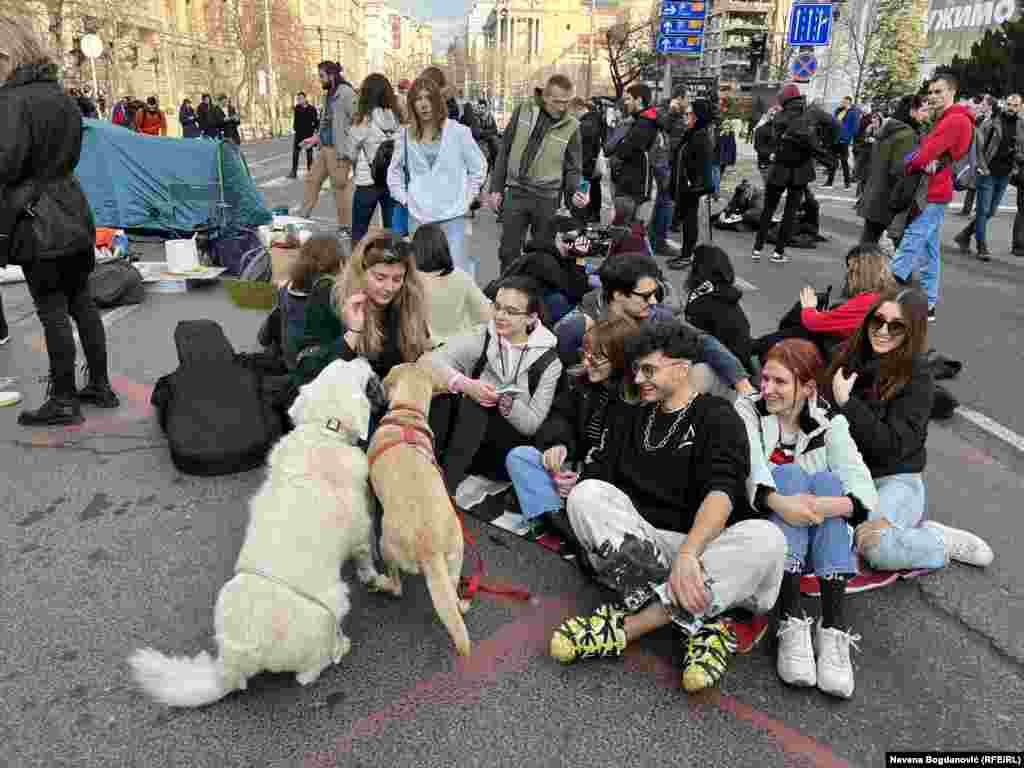 Ovo je jedan u nizu protesta studenata u Beogradu. Planiraju da se nakon 24-časovne blokade priključe protestu Inicijative ProGlas, takođe u Beogradu.