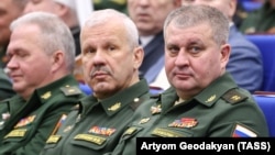 За повідомленням, у генерала пройшов обшук. Після обшуку Шамаріна (справа) доправили на допит до головного військового слідчого управління Слідчого комітету Росії