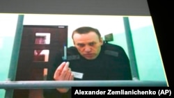 Лидер российской оппозиции Алексей Навальный на экране телевизора в видеосвязи, предоставленной ФСИН России из колонии в Мелехово Владимирской области, во время слушаний в Верховном суде России в Москве, Россия, 22 июня 2023 года 