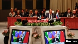 Ministri i Jashtëm rus, Sergei Lavrov, në seancën plenare përderisa presidenti rus, Vladimir Putin, dha fjalimin e tij virtual fjalimet e tij gjatë Samitit të BRICS-it në Johanesburg të Afrikës së Jugut, më 23 gusht 2023.