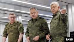 Сергій Шойгу (в центрі) під час інспекції військ на посаді міністра оборони Росії, архівне фото