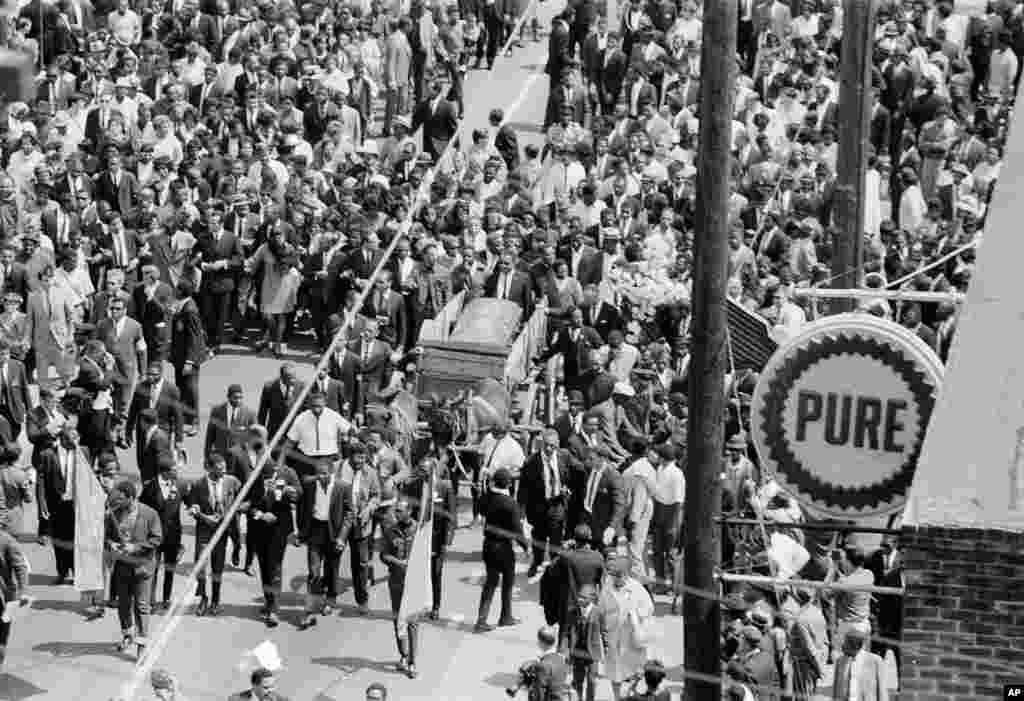 Nakon njegove smrti, uslijedila je nacionalna žalost i posmrtna procesija u Atlanti kojoj su nazočili deseci hiljada ljudi, 9. april 1968.