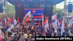Građani okupljeni na skupu u Banjaluci 18. aprila, uglavnom, su nosili zastave RS, susjedne Srbije i ruskog predsjednika Vladimira Putina. Na jednom od transparenata je bila fotografija i Ratka Mladića, bivšeg komandanta Vojske RS kojeg je ICTY osudio za ratni zločin i genocid.