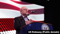 Ambasadori amerikan në Prishtinë, Jeffrey Hovenier. Fotografi nga arkivi. 