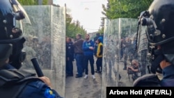 Polițiști din Kosovo păzind sediul municipalității din Zvecan la 29 mai. (Arben Hoti, Serviciul balcanic RFE/RL)