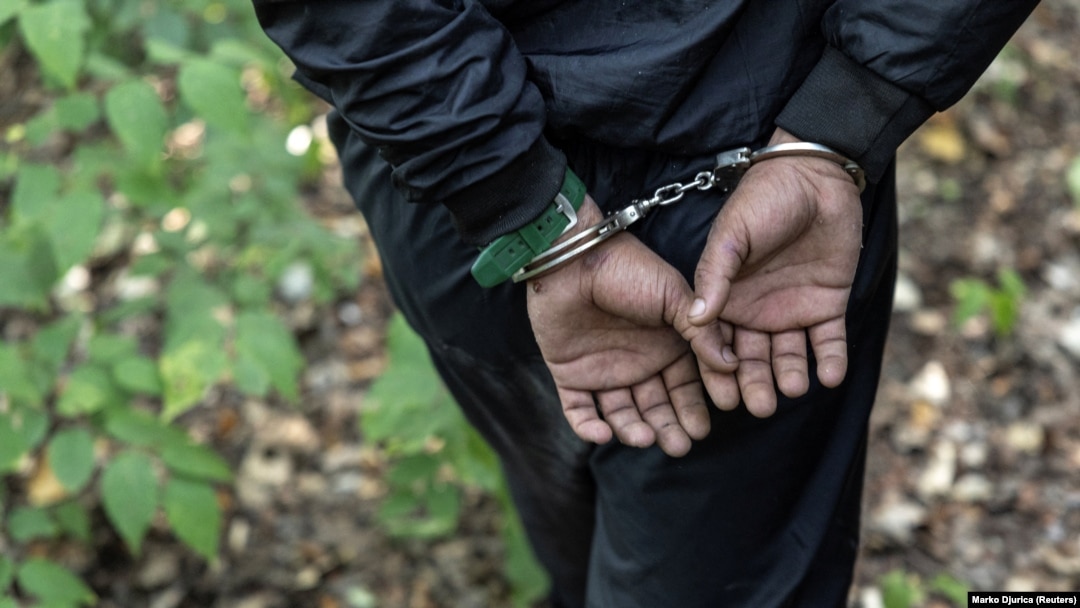 Privedeni migrant blizu granice Srbije i Mađarske, u blizini Subotice, Srbija, 12. septembar 2023. 