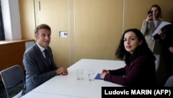 Francuski predsednik Emanuel Makron na sastanku s predsednicom Kosova Vjosom Osmani tokom samita Evropske političke zajednice u Granadi, 5. oktobar 2023.