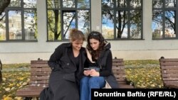 Aulona dhe Viola Fazliu, para Fakultetit të Historisë në kampusin e Universitetit të Prishtinës.
