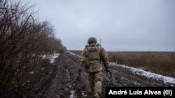 Një ushtar në Avdijivka. Fotografi nga arkivi. 