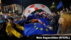 საპროტესტო აქცია "აგენტების კანონის" წინააღმდეგ, თბილისში, პარლამენტის შენობასთან. 13 მაისი, 2024 წელი.

