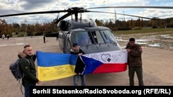 Cehii au reușit să doneze suficienți bani pentru achiziționarea unui elicopter militar Black Hawk destinat Ucrainei - o inițiativă lansată de organizația numită ironic „Dárek pro Putina” („Cadou pentru Putin”) în noiembrie 2023.