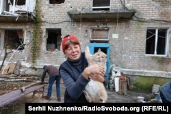Locuitorii din Avdiivka, pe 8 noiembrie, în fața blocului lor de apartamente, care a suferit pagube importante în urma loviturilor militare rusești constante asupra orașului din regiunea ucraineană Donețk. (Serhi Nujnenko, Serviciul ucrainean al RFE/RL)