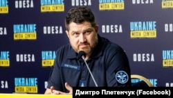 Плетенчук отметил, что россияне рискуют, запуская цистерны через мост
