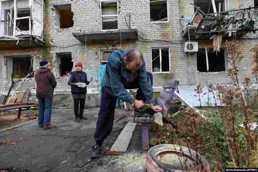 Meštanin Oleksandar seče ogrevno drvo.&nbsp;&nbsp;&nbsp;&nbsp;&nbsp;&nbsp;&nbsp;&nbsp;&nbsp;&nbsp;&nbsp;&nbsp;&nbsp;&nbsp;&nbsp;&nbsp;&nbsp;&nbsp;&nbsp;&nbsp;&nbsp;&nbsp;&nbsp;&nbsp;&nbsp;&nbsp;&nbsp;&nbsp;&nbsp;&nbsp;&nbsp;&nbsp;&nbsp;&nbsp;&nbsp;&nbsp;&nbsp;&nbsp;&nbsp;&nbsp;&nbsp;&nbsp;&nbsp;&nbsp;&nbsp;&nbsp;&nbsp;&nbsp;&nbsp;&nbsp;&nbsp;&nbsp;&nbsp;&nbsp;&nbsp; Iako Avdijivka ima takozvani &quot;punkt nepobedivosti&quot; &ndash; centar za humanitarnu podršku koji nudi hranu, grejanje, struju i utočište, stanovnicima je izuzetno opasno da se usude da odu tamo.