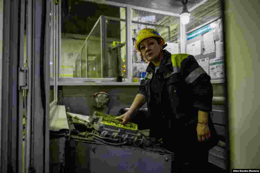 Žena upravlja liftom u rudniku. Ukrajinska industrija ugljena, nekad jedna od najvećih u Evropi, decenijama je propadala, od raspada Sovjetskog Saveza. U oblasti rudarstva koja je nekad bila isključivo za muškarce, žene se suočavaju s izazovom rada u rudnicima.