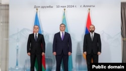 აზერბაიჯანის და სომხეთის საგარეო საქმეთა მინისტრებმა, ჯეიჰუნ ბაირამოვმა და არარატ მირზოიანმა ყაზახეთში სამშვიდობო მოლაპარაკების ახალი რაუნდი დაიწყეს. მათ მასპინძლობს ყაზახეთის საგარეო საქმეთა მინისტრი მურატ ნურტლეუ. 10 მაისი, 2024 წელი