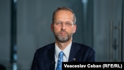 Jānis Mažeiks spune că UE va continua să ajute presa moldoveană, sfidând atacurile la adresa ei.