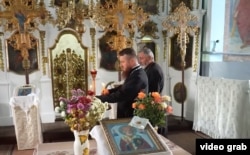 Pravoslavni parosi Teodor Pelin (lijevo) i Vasile Enače u crkvi Svetog Arhanđela Mihajla u selu Dubasari Veči