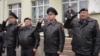 Адкрыцьцё шыльды Ўладзімеру Арцёмаву на школе № 72 у Менску. Справа Дзьмітры Балаба