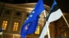 Steagul Estoniei alături de cel al Uniunii Europene la Tallinn, 30 aprilie 2004. La miezul nopții a avut loc prima mare extindere UE în fostul bloc comunist, iar estonienii, letonii și lituanienii au lăsat în urmă trecutul sovietic.