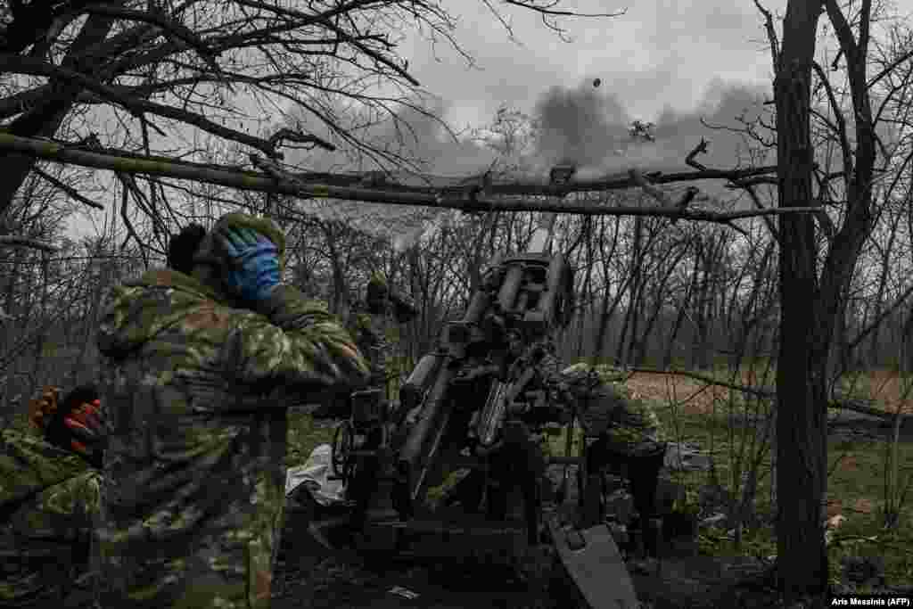 Ushtarët ukrainas qëllojnë pozicionet ruse me një obus 155 mm M777. Javën e kaluar, Kievi tha se ka vendosur ta mbrojë Bahmutin, në vend se t'i tërheqë forcat e tij. Beteja disamujore për këtë qytet është bërë më e përgjakshmja në Evropë që nga Lufta e Dytë Botërore.