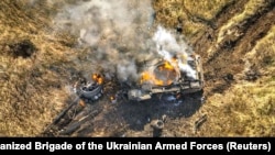 Знищений російський танк біля міста Вугледару на Донеччині. Світлину оприлюднила 5 листопада пресслужба 72-ої окремої механізованої бригади ЗСУ імені Чорних Запорожців