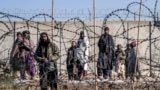 Боевики Талибана осматривают место взрыва в Кабуле. 1 января 2023 года на контрольно-пропускном пункте военного аэропорта взорвалась бомба, в результате чего несколько человек погибли и многие получили ранения. &nbsp;(AP Photo/Ebrahim Noroozi)&nbsp;