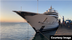 США заарештували яхту Amadea вартістю $325 мільйонів в порту Сан-Дієго в Каліфорнії. Зараз суд в Нью-Йорку має вирішити, хто з російських олігархів нею володіє 