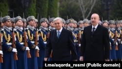Gazak prezidenti Kasym-Žomart Tokaýew (çepde) Bakuwda Azerbaýjanyň prezidenti Ilham Aliýew tarapyndan garşy alynýar. Mart, 2024 ý. 