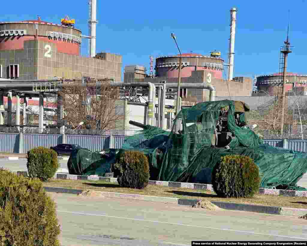 Un tanc rusesc în interiorul centralei ZNPP, pe 16 martie 2022. Instalația ucraineană a fost capturată de forțele rusești la doar câteva zile după ce a fost lansată invazia la scară largă a Kremlinului, pe 24 februarie 2022.