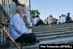 Gurban baýramynyň namazyna gelen musulmanlar