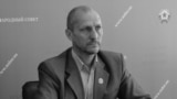 Олег Попов, 1972-2023.<br />
<br />
Попов родился в Луганской области Украины. Владел бизнесом по производству трикотажных изделий. Примкнув к поддерживаемым Россией сепаратистам, он стал де-факто депутатом &laquo;парламента&raquo; квазигосударственного образования на контролируемой сепаратистами территории Луганской области.<br />
<br />
В сентябре 2022 года в Сети появилась информация о его &laquo;смерти&raquo;. Это был фейк. Позже сепаратистские власти заявили, что намеренно распространили новость, чтобы раскрыть заговор с целью убийства. В декабре 2023 года Попов был <a href="https://d1zef5aqqrf2uq.cloudfront.net/a/v-luganske-vzorvan-avtomobilj-deputata-lnr-olega-popova/32717923.html" target="_blank">убит </a>в Луганске. По <a href="https://www.pravda.com.ua/eng/news/2023/12/6/7431918/" target="_blank">сообщениям</a>, спрятанное в его машине взрывное устройство привела в действие группа украинских спецназовцев<br />
&nbsp;
