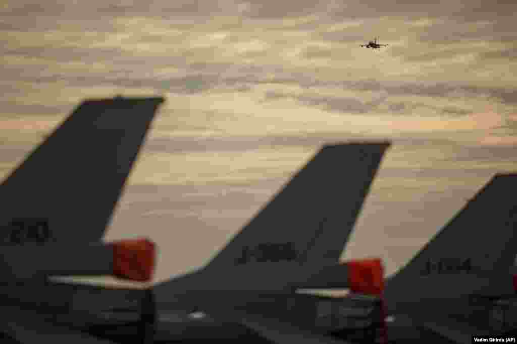 Një avion luftarak F-16 i Forcave Ajrore të Rumanisë fluturon mbi bazën ajrore. Rumania - anëtare e NATO-s nga viti 2004 - ka rritur shpenzimet e saj në mbrojtje, ndërsa NATO-ja ka forcuar praninë në krahun lindor të Evropës, duke dërguar grupe shtesë luftarake në Rumani, Hungari, Bullgari dhe Sllovaki. 