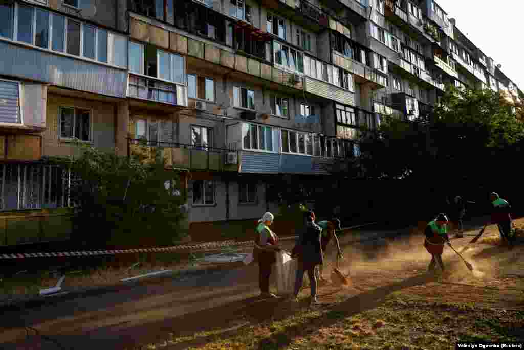 Општински работници ги отстрануваат остатоците на местото на станбената зграда оштетена за време на нападот во раните утрински часови на 1 јуни. Русија ги засили ракетните напади и нападите со беспилотни летала врз главниот град на Украина додека Киев се подготвува да започне контраофанзива. Русија вели дека украинското гранатирање на пограничните области се зголемило во последните недели додека Киев го подготвува својот контранапад