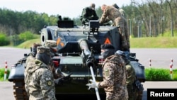 Ushtarët ukrainas duke u trajnuar nga partnerët gjermanë për përdorimin e tankeve Leopard. Fotografi nga arkivi. 
