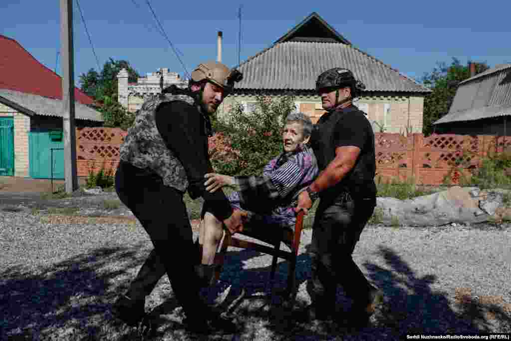 Даниїл і Оуен несуть літню жінку. «Гуд герл, вері гуд», – підбадьорює жінку Оуен. Під ногами хрумтить розбите скло і незібрані яблука