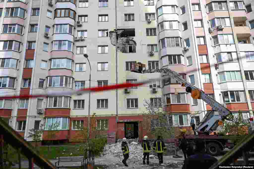 O altă localitate vizată de rachetele rusești a fost orașul Ukrainka, situat la 40 de kilometri sud de Kiev, unde a fost lovită o clădire rezidențială.