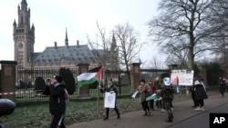Демонстранти пред Меѓународниот суд на правдата во Хаг за случајот против Израел, Холандија, 11 јануари 2024 година.