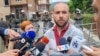 Mladen Perovićot azután pécézték ki, hogy a koszovói újságírók nemzeti szövetségének vezetője Twitteren dicsérte, amiért segített a kávézóban rekedt riportereknek, miközben odakint zűrzavar uralkodott