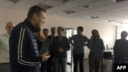 Aleksej Navalni nakon puštanja iz zatvora u Moskvi 10. aprila 2017.