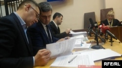 Роман Насіров (третій зліва) на засіданні суду, Київ, 26 квітня 2017 року