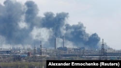 "Азовсталь” заводунун аймагы Орусиянын аскерлеринин аткылоосунан кийин.
