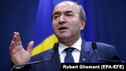 Tudorel Toader este contestat în stradă de protestatari, de magistrați și de opoziție
