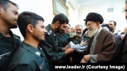 Vrhovni vođa ajatolah Ali Khamenei sastaje se s pripadnicima IRGC-a koji su uključeni u hapšenje američkih mornara u Perzijskom zaljevu u januaru 2016.