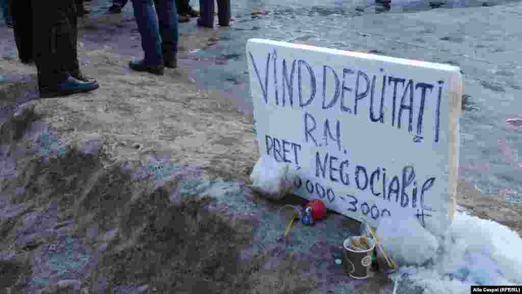 Protestatarii platformei "DA" au făcut haz pe seama deputaţilor din zisa majoritate parlamentară.