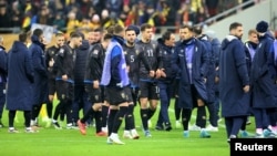 Fudbaleri kosovske reprezentacije napuštaju teren tokom utakmice protiv Rumunije u Bukureštu, 15. novembar 2024. 