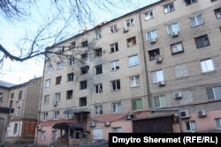 Një ndërtesë banimi, që ishte cak i sulmeve ruse në Herson në fund të dhjetorit të vitit 2022.